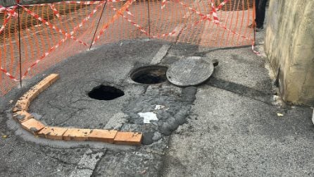 Voragine ai Camaldoli, scoppiata la fogna: traffico in Zona Ospedaliera