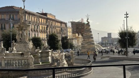 A Napoli già montati gli alberi di Natale: tutte le strade con le luci e quando si accendono