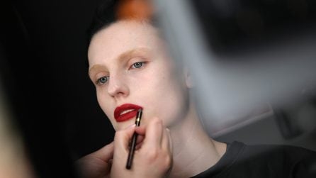 Make-up Autunno/Inverno 2025-26: le tendenze per viso, occhi e labbra