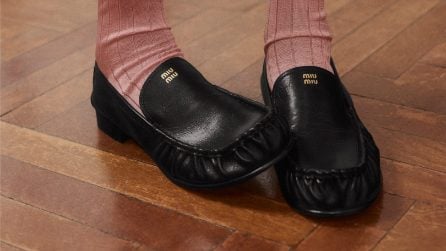 Mocassini arricciati e borse rosse: gli accessori di tendenza per l'autunno 2025