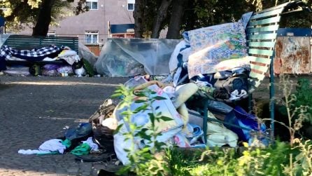 Tendopoli all'esterno dell'Ospedale Cardarelli: "Giardini abbandonati al degrado"