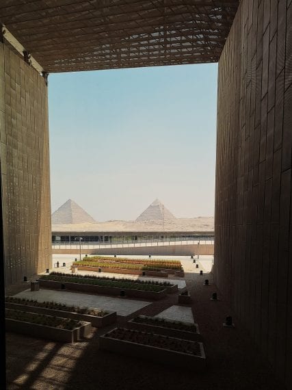 Vetrata panoramica con le piramidi di Cheope/Khufu e Khefren/Khafra sullo sfondo (IV dinastia). - ph Rosanna Pirelli
