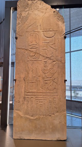 Elemento architettonico con la titolatura di Snofru (2613-2589 a.C.), primo sovrano della IV dinastia e padre di Cheope/Khufu (2589-2566 a.C.) - ph Rosanna Pirelli