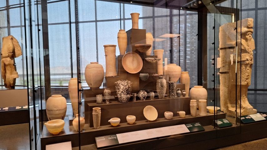 Vetrina con una selezione di vasi provenienti dai magazzini sotterranei della Piramide a Gradoni di Djoser (III dinastia, 2667-2648 a.C.). - ph Rosanna Pirelli