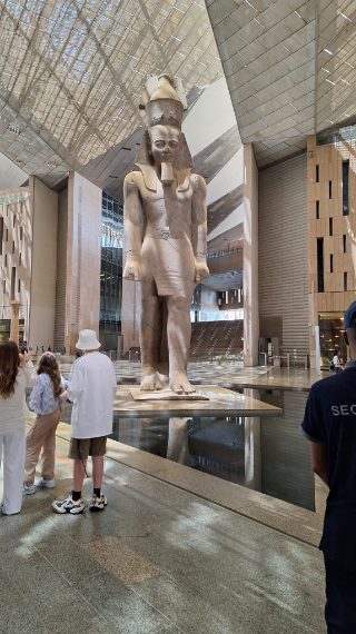 Statua colossale di Ramses II nella sala d’entrata - ph Rosanna Pirelli
