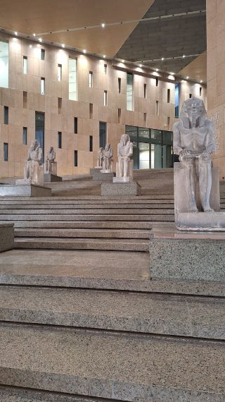 La Grande Scalinata d’onore con statue regali. - ph Rosanna Pirelli