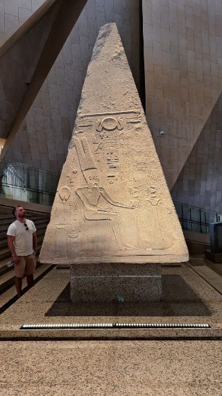 Pyramidion di un obelisco della regina Hatshepsut (1479-1458 a.C.) che doveva essere inginocchiata davanti al dio Amon-Ra; la figura della regina è stata abrasa dai suoi successori. - ph Rosanna Pirelli