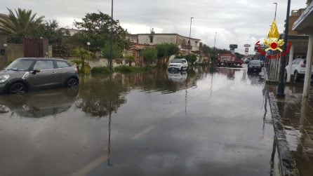 Maltempo nel Casertano, pompieri salvano neonato e bimbo da auto travolta da strada allagata