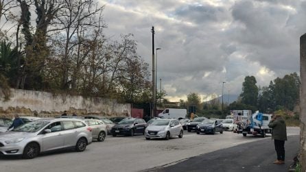 Blitz dei carabinieri al campo nomadi di Gianturco: rimosse auto di lusso con i carri attrezzi