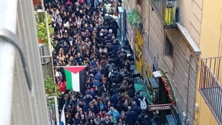 Migliaia di persone ai Decumani di Napoli: residenti bloccati in casa