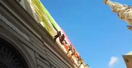 La spettacolare scalata dei vigili del fuoco sul Liceo Genovesi per la festa di Santa Barbara a Napoli