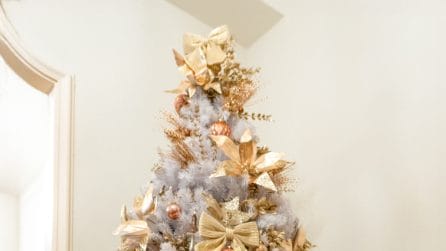 Albero di Natale 2025, colori neutri e tonalità pop sono la nuova tendenza