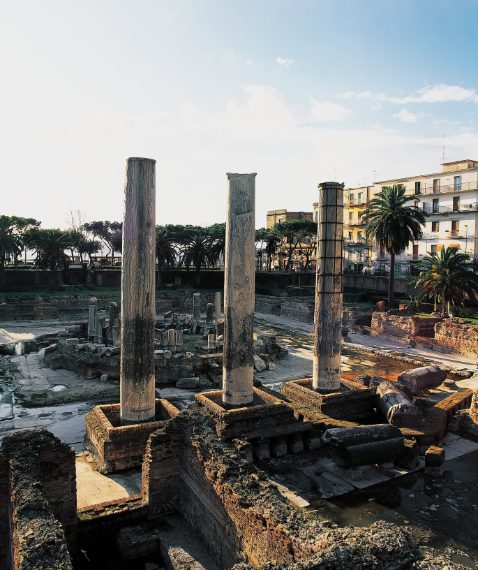 Nel 2006 riprendeva l'attività bradisismica, nel 2007 il Macellum si presentava già così