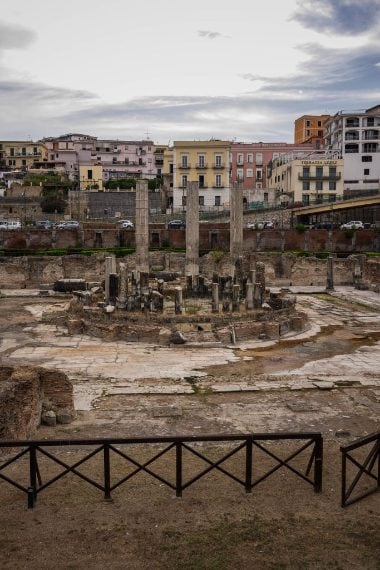 Nel 2024, diciotto anni dopo l'inizio del bradisismo, il Macellum è ormai completamente libero dalle acque