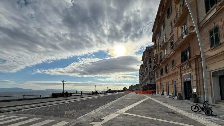 Nuovo Lungomare di Napoli, riapre il marciapiede: è più largo. Ma c'è il problema bancarelle