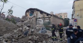 Napoli, muro crolla all'Arenaccia e schiaccia le auto: donna in ospedale