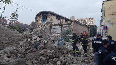 Napoli, muro crolla all'Arenaccia e schiaccia le auto: donna in ospedale