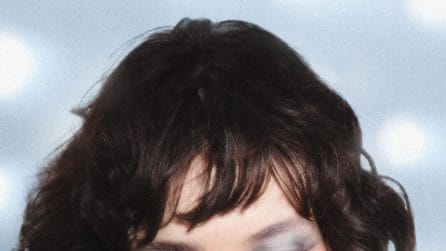 Make-up di Natale 2025: rossetti e ombretti scintillanti per le feste