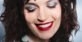 Make-up di Natale 2025: rossetti e ombretti scintillanti per le feste