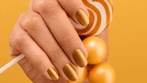 Natale 2025, gli smalti da usare per una manicure a tema feste