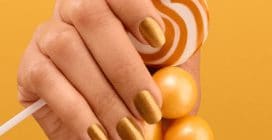 Natale 2025, gli smalti da usare per una manicure a tema feste