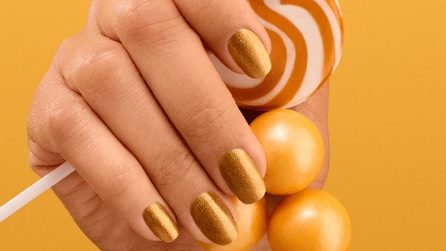 Natale 2025, gli smalti da usare per una manicure a tema feste