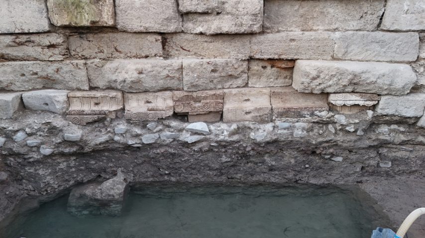 Parco archeologico di Sibari – Scavo del Teatro: fregio arcaico reimpiegato nelle fondazioni de muro di fondo