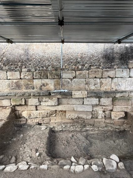 Parco archeologico di Sibari – Scavo del Teatro: stenopos (strada laterale) tagliato dal muro di fondo