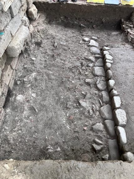 Parco archeologico di Sibari – Scavo del Teatro: stenopos (strada laterale) tagliato dal muro di fondo, con marciapiede