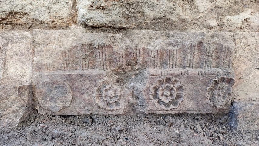 Parco archeologico di Sibari – Scavo del Teatro: stenopos (strada laterale) tagliato dal muro di fondo, con marciapiede