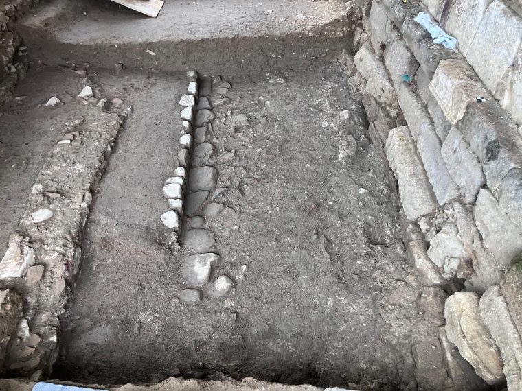 Parco archeologico di Sibari – Scavo del Teatro: stenopos (strada laterale) tagliato dal muro di fondo, con marciapiede