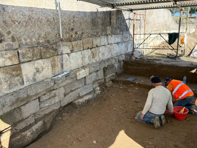 Parco archeologico di Sibari – Archeologi (e operai) al lavoro sul campo e in deposito