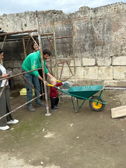 Parco archeologico di Sibari – Archeologi (e operai) al lavoro sul campo e in deposito