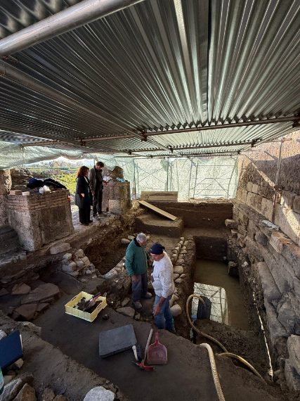 Parco archeologico di Sibari – Archeologi (e operai) al lavoro sul campo e in deposito