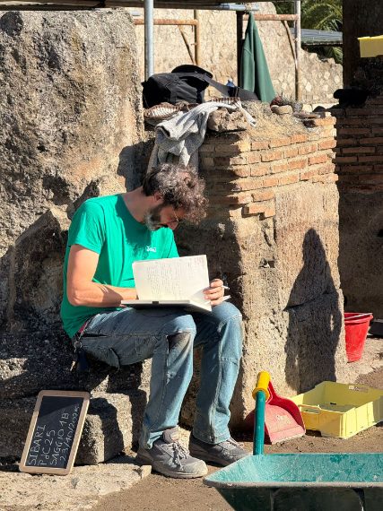 Parco archeologico di Sibari – Archeologi (e operai) al lavoro sul campo e in deposito