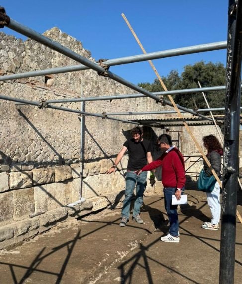 Il direttore dei Parchi archeologi di Sibari e Crotone Filippo Demma a destra nello scavo del Teatro