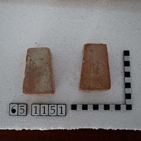 Parco archeologico di Sibari – Domus (?) sotto al Teatro: pesi da telaio