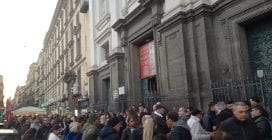 Funerali della cantante Rosy Viola, folla di artisti neomelodici alla chiesa a piazza Dante