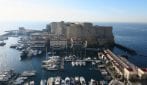 Castel dell'Ovo a Napoli libero da ponteggi e impalcature