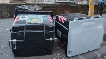 Rovesciano decine di cassonetti dei rifiuti e rubano le ruote, raid al centro di Napoli