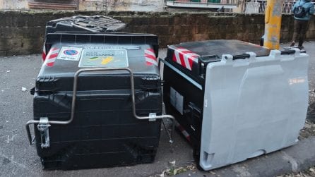 Rovesciano decine di cassonetti dei rifiuti e rubano le ruote, raid al centro di Napoli