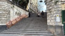 Vomero, distrutto il corrimano di metallo: "Corroso da urina e usato come scivolo"