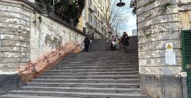 Vomero, distrutto il corrimano di metallo: "Corroso da urina e usato come scivolo"