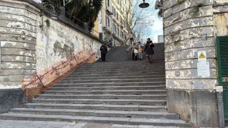 Vomero, distrutto il corrimano di metallo: "Corroso da urina e usato come scivolo"