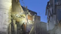 Crolla palazzo a Casoria, era stato appena evacuato per una perdita d'acqua