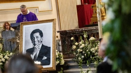 Funerali e camera ardente di Valentino: amici e colleghi danno l'ultimo saluto