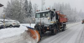Torna la neve sulle Dolomiti bellunesi: strade chiuse e disagi
