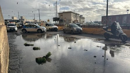 Caos traffico in via Acton a Napoli per una voragine