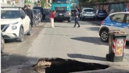 Voragine a Bagnoli, dove passano i tir dell'America's Cup: strada chiusa