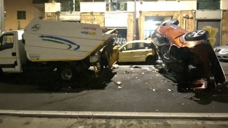 Auto si schianta in via Marina e travolge operatore Asìa: ricoverato in ospedale